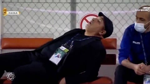 بالفيديو.. بن زكري يسقط مغشيًّا عليه أثناء متابعة مواجهة الشباب وضمك