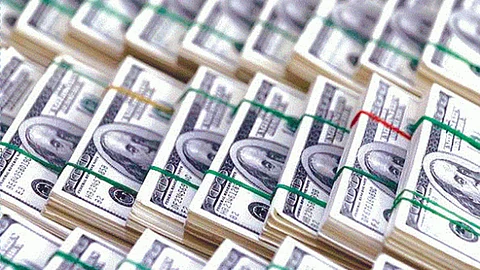 الدولار الأمريكي يتراجع ويتجه إلى خسارة أسبوعية.. والأسترالي والنيوزيلندي يصعدان