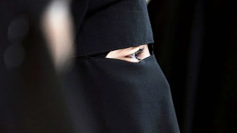 هل النقاب يغني عن ارتداء الكمامة؟.. استشارية طب نساء تجيب