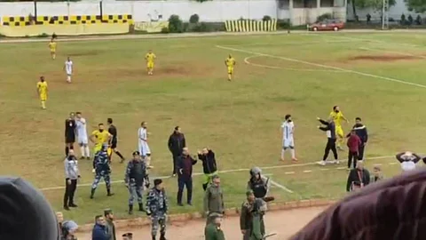 إلقاء قنبلة في ملعب المباراة بين فريقين سوريين بسبب تسجيل هدف