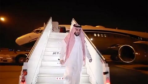 بالفيديو.. تركي آل الشيخ يسجد شكرًا لله على أرض المطار فور وصوله للرياض