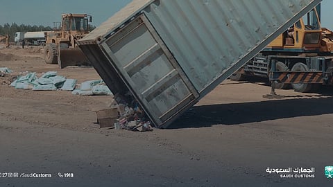 منها جوالات وملابس.. الجمارك السعودية: إتلاف أكثر من مليوني سلعة مقلدة ومغشوشة