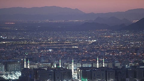 شاهد المدينة المنورة من أعلى قمة جبل أحد.. لوحة فنية بديعة