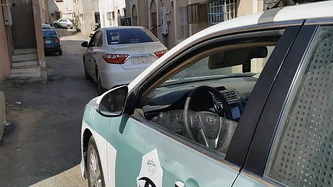 قائد مركبة يتجاوز السيارات بشكل خطير في جدة.. مواطن يشتكي والمرور يستجيب