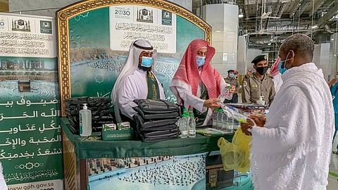 بالصور.. توزِّع هدايا على قاصدي بيت الله الحرام من «شؤون الحرمين»