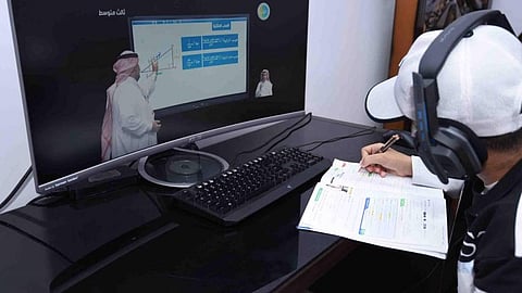 «دروس الخميس».. بث مباشر للمرحلتين المتوسطة والثانوية عبر «عين»