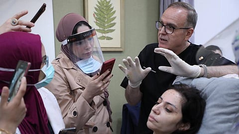 بالصور.. الدكتور محمد التركماني يقدم دورة تدريبية لأطباء الجلد والتجميل بالرياض