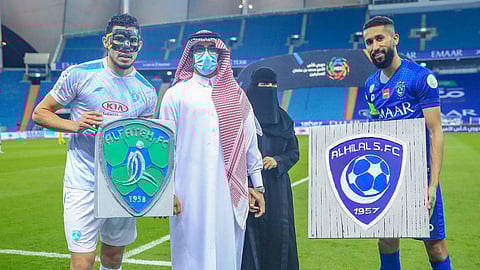 بالصور.. «موهبة كفيفة» تخطف الأضواء في موقعة الهلال والفتح