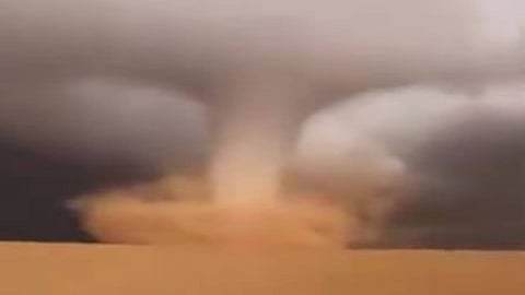 ظهور «إعصار تورنيدو مصغر» شرق سكاكا.. وخبير طقس يشرح الظاهرة