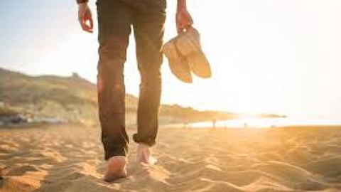 هل المشي على الرمال يطرد الكهرباء من الجسم؟.. النمر يجيب