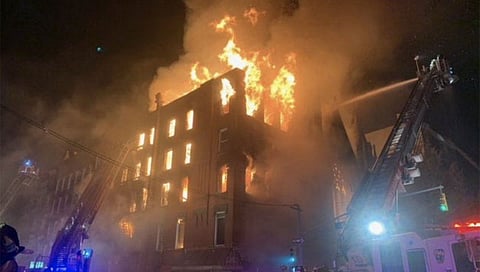 نيويورك.. حريق هائل يطال مجمعًا كنسيًا يضم «جرس الحرية»