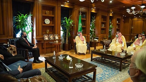 بالصور.. الجبير يبحث مع مسؤول أمريكي القضايا الإقليمية والدولية