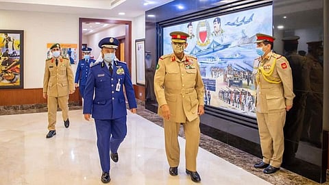 بالصور.. رئيس هيئة الأركان للقوات المسلحة السعودية يتسلم وسام البحرين