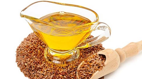 يعالج الاكتئاب ويكافح الشيخوخة.. تعرَّف على الفوائد الصحية لزيت بذر الكتان