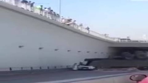 سقوط شاحنة محملة بالحصى من فوق كوبري بالرياض.. ووفاة شخص