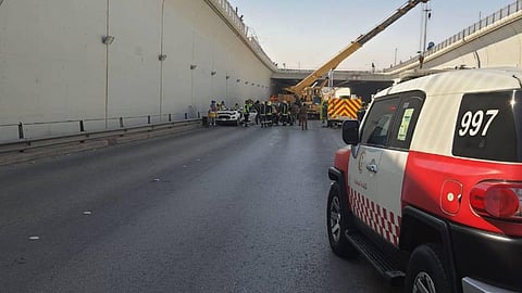 «المرور» يكشف تفاصيل سقوط «شاحنة الحصى» من فوق كوبري بالرياض