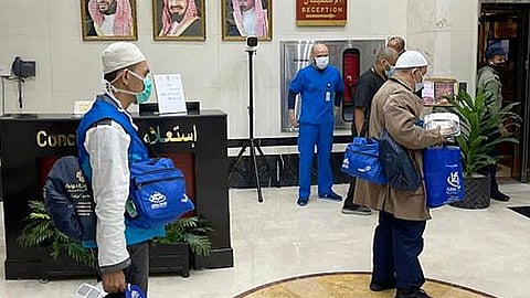 صور تسجل وصول الدفعة الأولى من معتمري الخارج للمدينة المنورة