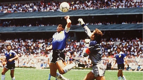 لاعب منتخب إنجلترا يكشف حقيقة بيعه قميص مارادونا