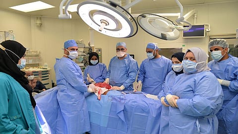 فريق سعودي يستأصل ورمًا شحميًّا وزنه 18 كجم من مريض ستيني