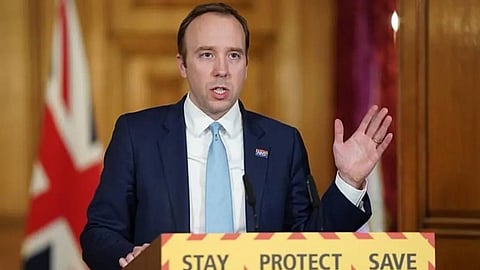 بالفيديو.. وزير بريطاني يبكي على الهواء بسبب لقاح كورونا