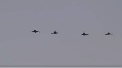 بالفيديو.. مقاتلات الجيش المصري تدمر 21 مركبة محملة بالأسلحة