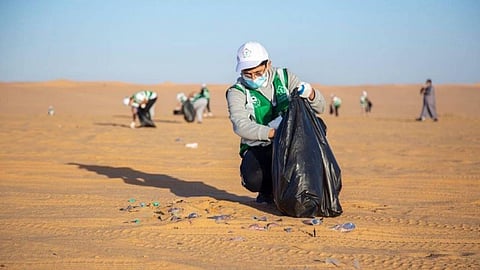 بالصور.. متطوعون يرفعون المخلفات من منتزه القصيم الوطني