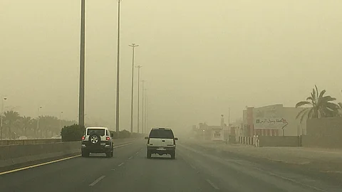 «الحيزان» يتوقع تأثر 4 مناطق في المملكة برياح نشطة