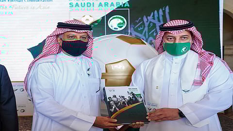المسحل يسلم ملف ترشح السعودية لاستضافة كأس آسيا 2027