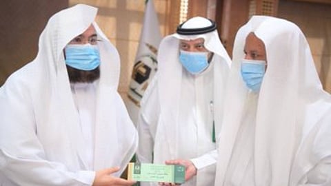 بالصور.. «بطاقة» لتسهيل دخول وخروج كبار السن بالمسجد النبوي
