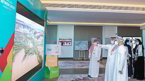 حضور لافت في جناح «الرياض 2030».. والفيصل يلتقي الصباح