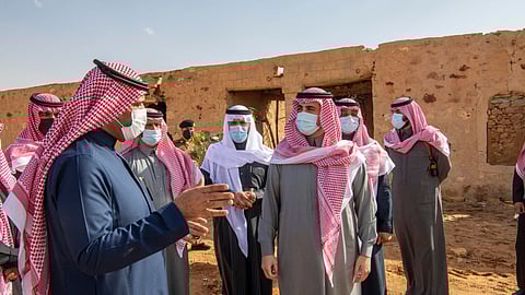 أمير الجوف يزور أقدم موقع أثري بالمملكة