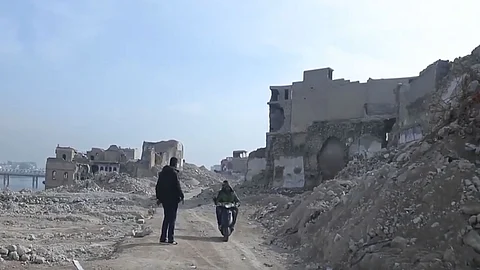 بالفيديو.. جثث القتلى تهدد العائدين إلى الموصل.. ومخاوف من انتشار الأمراض