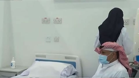 بالفيديو.. أول مواطن ومواطنة يتلقَّيان لقاح كورونا