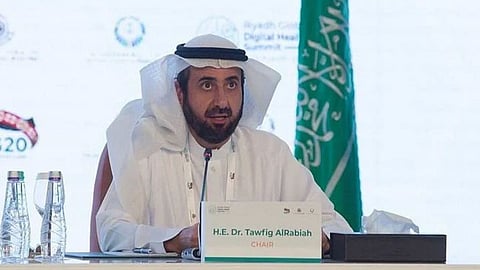 وزير الصحة بعد تلقيه تطعيم كورونا: واثقون من سلامة اللقاح