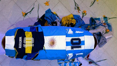 القضاء الأرجنتيني يأمر بحفظ جثة مارادونا لحسم قضايا إثبات النسب