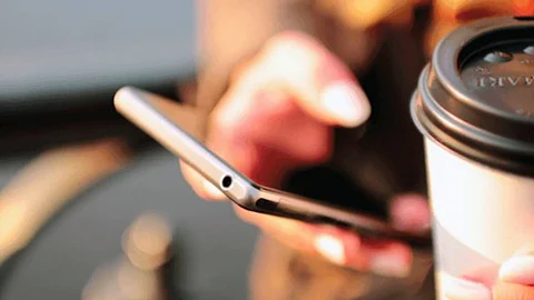طبيب روسي: الإشعاع الكهرومغناطيسي للهاتف الذكي يصيب بأمراض خطيرة