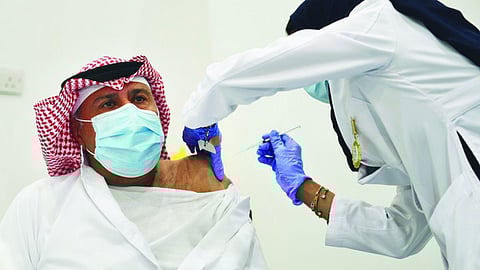 أول مواطن سعودي يتلقى تطعيم كورونا يروي تجربته مع اللقاح