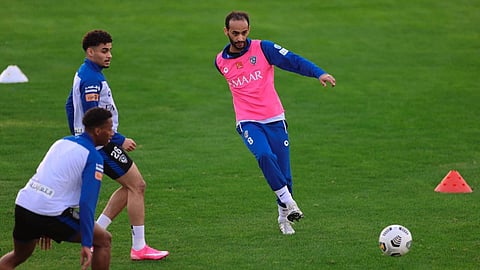 الهلال يستعد للقادسية بتدريبات تكتيكية.. وخماسي الزعيم يواصل العلاج