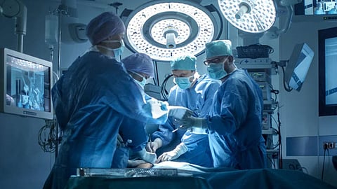 نجاح عمليتي استئصال نقائل ورمية متعددة بمستشفى الملك فهد بجازان