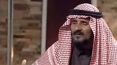 الشقيق فقد ذراعيه والأب كُفّ بصره حزنًا.. مواطن يضحي بوظيفته لإنقاذ عائلته