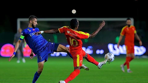 بالفيديو.. حارس القادسية يطالب حكم موقعة الهلال بـ«المساواة»