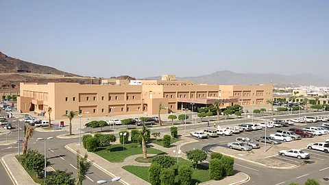 تدخّل جراحى بمستشفى محايل العام يعيد المشي لشاب في العقد الثاني
