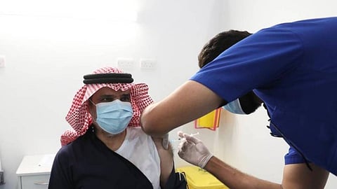 فيديو يوثق لحظة تلقي وزير التعليم السابق لقاح كورونا في الرياض