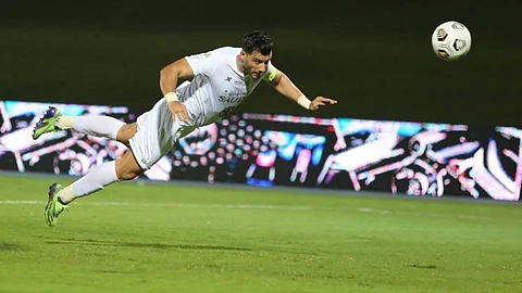 في ليلة السومة «التاريخي».. الأهلي يلدغ الفتح ويُضييق الخناق على الهلال