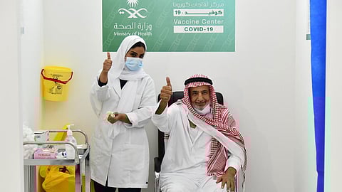 بالصور.. مواطن ستيني يتلقى أول لقاح كورونا في جدة