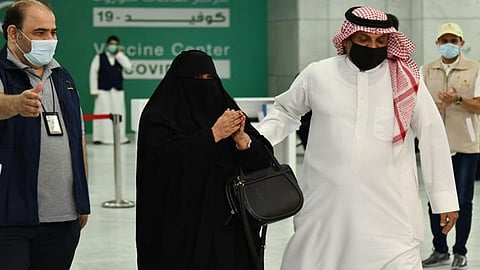 صور توثق تلقي أول مواطن ومواطنة ومقيم للقاح كورونا بجدة