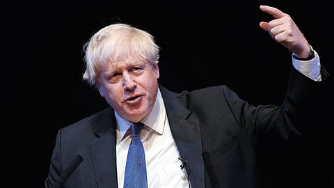 بالفيديو.. جونسون يكشف سبب عدم تمشيط شعره عندما يخاطب البريطانيين