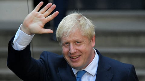 سر ارتداء جونسون رابطة عنق مزينة بأسماك خلال إعلان الاتفاق التجاري