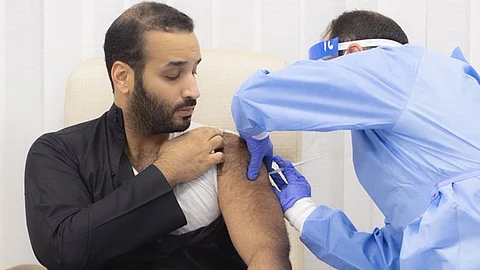 ولي العهد يتلقى الجرعة الأولى من لقاح كورونا