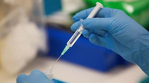 بعد ولي العهد.. مقاطع توثق لحظة تلقي مسؤولين ووزراء لقاح كورونا
